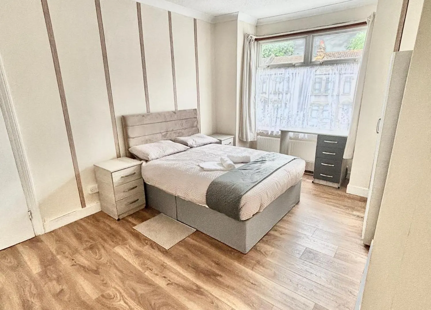 Spacious Room In Ilford
